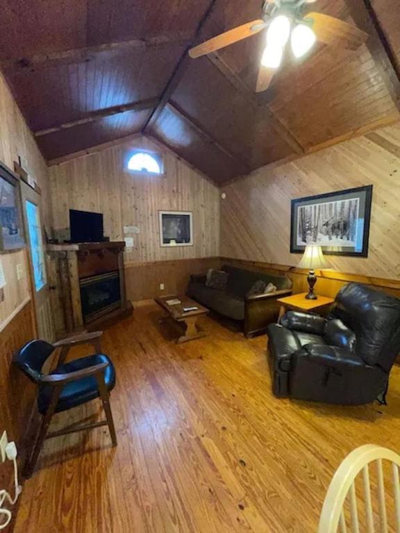 Hébergement de vacances Cozy Cabin: River View With Hot Tub