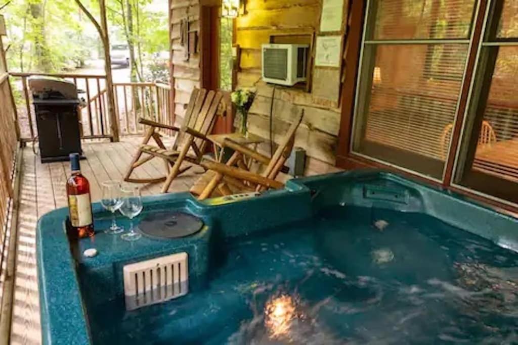 Cozy Cabin: River View With Hot Tub *