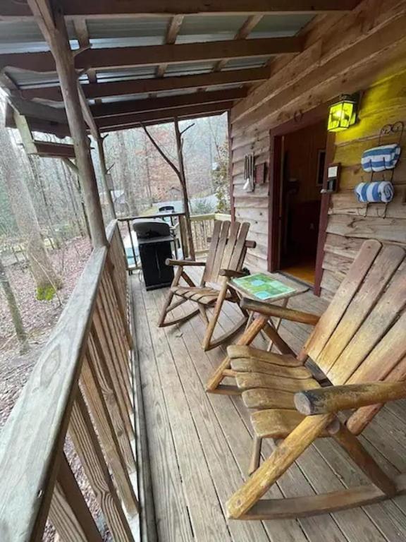 Cozy Cabin: River View With Hot Tub Hébergement de vacances *