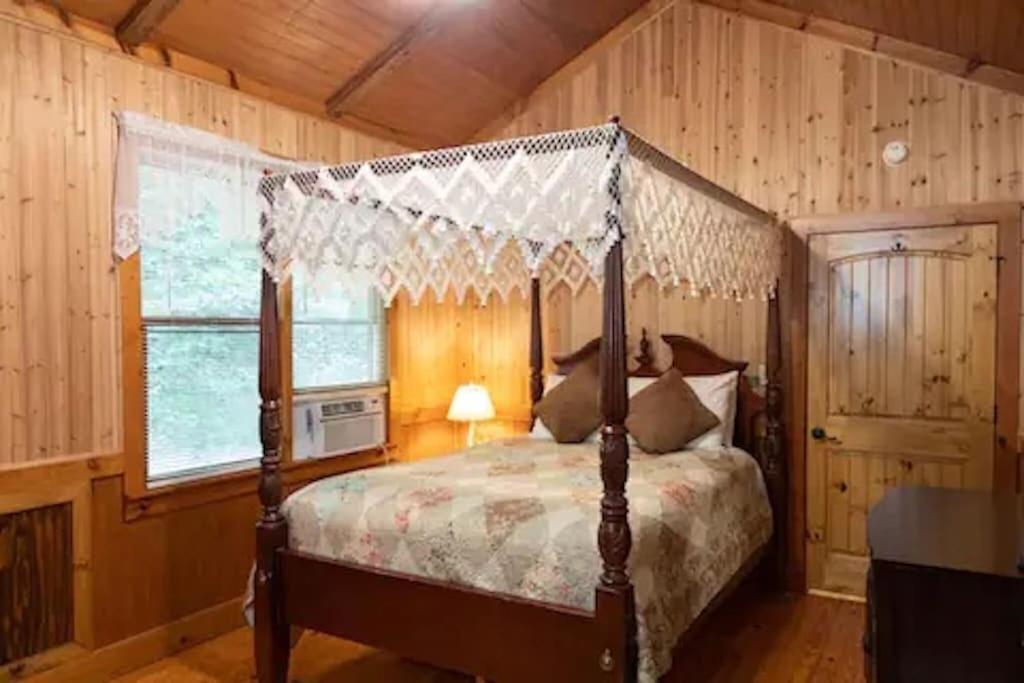 Cozy Cabin: River View With Hot Tub